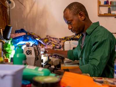 ...sempre frutto della creativit� di Nawa e del suo fidato assistente: il 35enne Thierno Halidou. Troviamo quest�ultimo nel laboratorio del concept store, mentre � intento ad armeggiare con una macchina per cucire